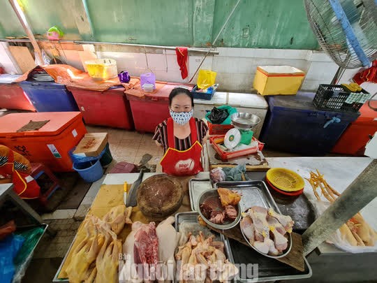 Đà Nẵng: Chợ truyền thống đìu hiu, hàng trăm tiểu thương mỏi mòn chờ khách - Ảnh 3.
