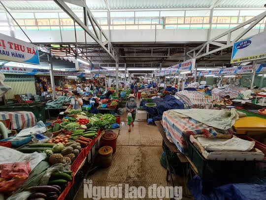Đà Nẵng: Chợ truyền thống đìu hiu, hàng trăm tiểu thương mỏi mòn chờ khách - Ảnh 5.