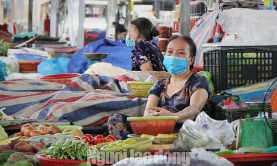 Đà Nẵng: Chợ truyền thống đìu hiu, hàng trăm tiểu thương mỏi mòn chờ khách - Ảnh 6.