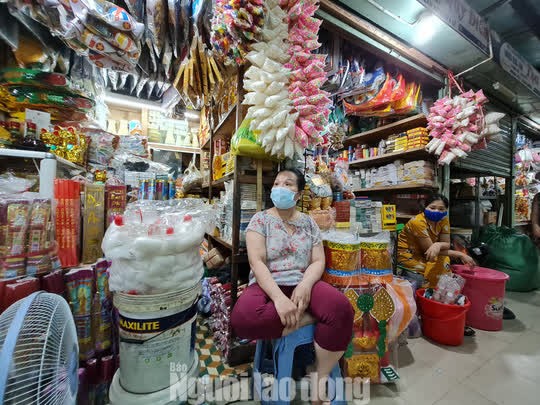 Đà Nẵng: Chợ truyền thống đìu hiu, hàng trăm tiểu thương mỏi mòn chờ khách - Ảnh 8.