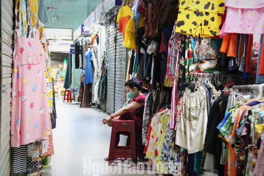 Đà Nẵng: Chợ truyền thống đìu hiu, hàng trăm tiểu thương mỏi mòn chờ khách - Ảnh 11.