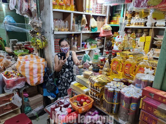 Đà Nẵng: Chợ truyền thống đìu hiu, hàng trăm tiểu thương mỏi mòn chờ khách - Ảnh 9.