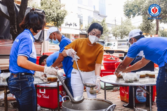 Quỹ Từ thiện Kim Oanh nấu 10.696 phần ăn bồi dưỡng sức khỏe lực lượng tuyến đầu - Ảnh 2.