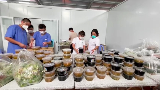 Quỹ Từ thiện Kim Oanh nấu 10.696 phần ăn bồi dưỡng sức khỏe lực lượng tuyến đầu - Ảnh 4.