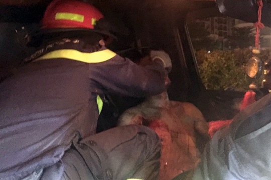 Giải cứu tài xế bị đâm xuyên người mắc kẹt trong cabin sau tai nạn - Ảnh 3.