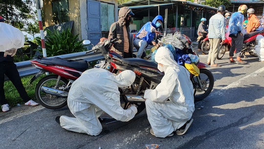 Sinh viên Trường ĐH Đông Á: Vượt mưa gió, xuyên đêm cứu hộ xe máy, giúp dân về quê tránh dịch - Ảnh 3.