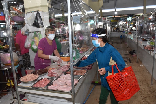 Chợ Bến Thành thưa thớt khách hàng trong ngày đầu mở cửa - Ảnh 7.