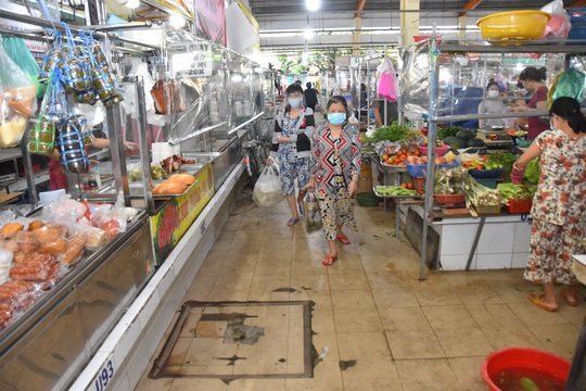 Chợ Bến Thành thưa thớt khách hàng trong ngày đầu mở cửa - Ảnh 14.