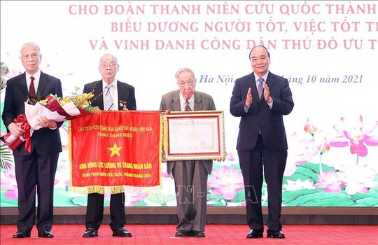 Chủ tịch nước trao danh hiệu Anh hùng cho Đoàn Thanh niên cứu quốc Thành Hoàng Diệu - Ảnh 2.