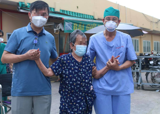Gần trăm tuổi và bị suy tim, cụ bà ở TP HCM vẫn chiến thắng Covid-19 ngoạn mục - Ảnh 2.
