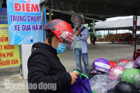 Người dân về quê qua Đà Nẵng được tặng từ đôi dép đến xe máy - Ảnh 5.
