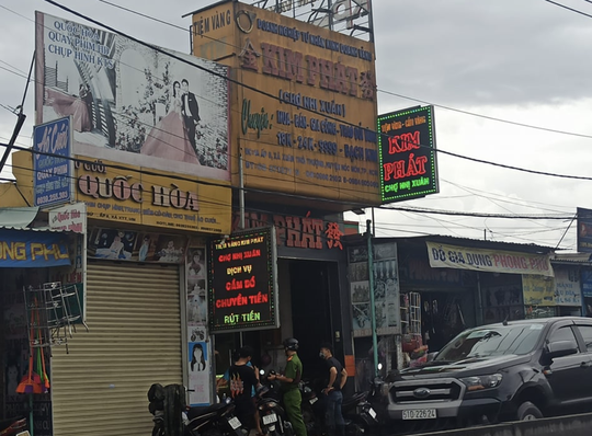 Bắt khẩn cấp đối tượng cướp tiệm vàng ở huyện Hóc Môn, TP HCM - Ảnh 3.