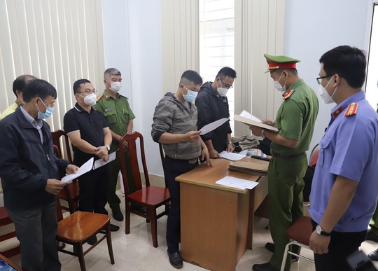 Đắk Nông: Bắt tạm giam 5 cán bộ, công chức sai phạm trong việc bồi thường đất đai - Ảnh 1.