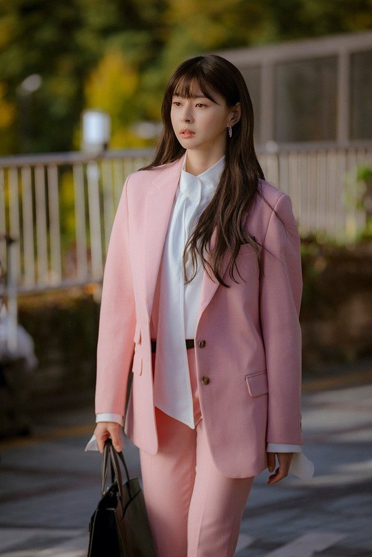 4 kiểu áo blazer đẹp, dễ phối đồ trong phim Hàn - Ảnh 2.