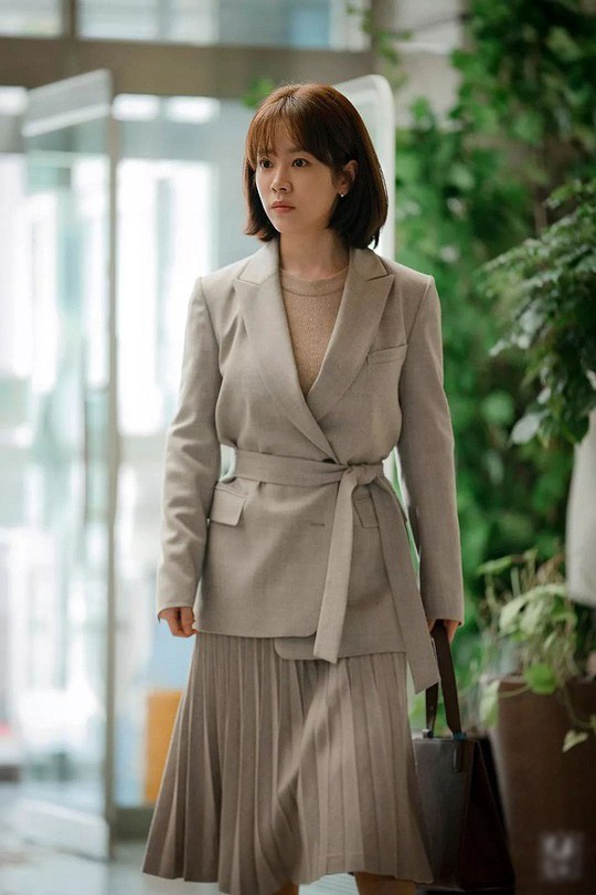 4 kiểu áo blazer đẹp, dễ phối đồ trong phim Hàn - Ảnh 6.