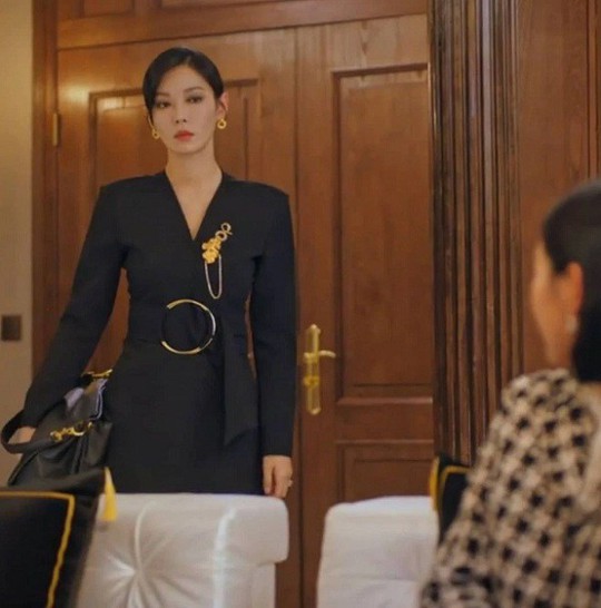 4 kiểu áo blazer đẹp, dễ phối đồ trong phim Hàn - Ảnh 9.