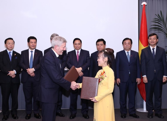 Thủ tướng chứng kiến ký kết, trao 26 thỏa thuận hợp tác Việt Nam-Anh trị giá hàng tỉ USD - Ảnh 1.