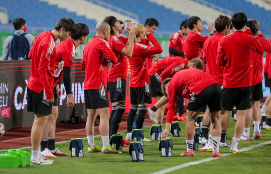 Minamino cùng đồng đội phô diễn kĩ thuật trên sân Mỹ Đình trước trận đấu với tuyển Việt Nam - Ảnh 13.
