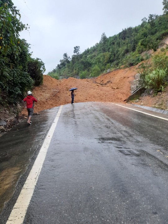 Nhiều khu vực ở Khánh Hòa ngập sâu tới 1,5m do mưa lớn kéo dài - Ảnh 12.