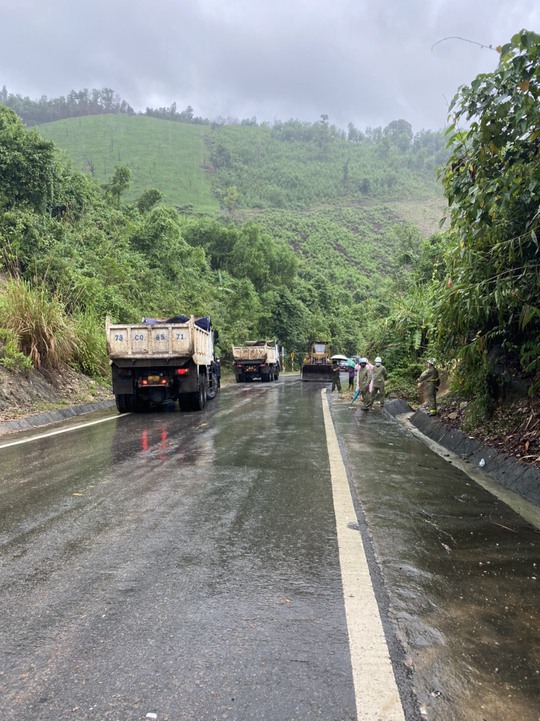 Nhiều khu vực ở Khánh Hòa ngập sâu tới 1,5m do mưa lớn kéo dài - Ảnh 13.