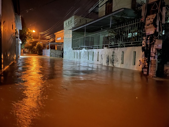 Nhiều khu vực ở Khánh Hòa ngập sâu tới 1,5m do mưa lớn kéo dài - Ảnh 6.