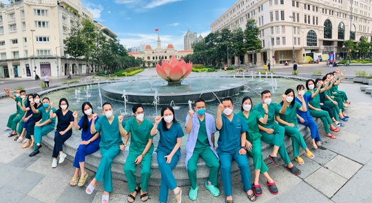 Cuộc thi ảnh “Thiêng liêng cờ Tổ quốc”: Thành phố tôi yêu - Ảnh 3.