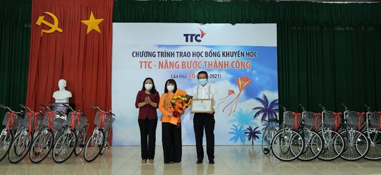 “TTC - Nâng bước thành công” lần thứ 36 trao tặng 585 suất học bổng đến học sinh tỉnh Bến Tre - Ảnh 2.