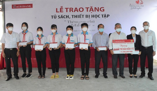 Agribank Kiên Giang II tổ chức lễ trao thiết bị học tập “Thêm con chữ, bớt đói nghèo” tại huyện Gò Quao - Ảnh 2.