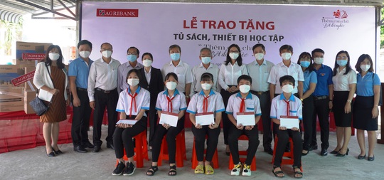 Agribank Kiên Giang II tổ chức lễ trao thiết bị học tập “Thêm con chữ, bớt đói nghèo” tại huyện Gò Quao - Ảnh 3.