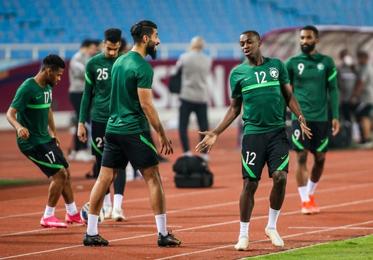 CLIP: Đội tuyển Ả Rập Saudi tập làm quen sân Mỹ Đình - Ảnh 9.
