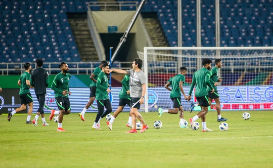CLIP: Đội tuyển Ả Rập Saudi tập làm quen sân Mỹ Đình - Ảnh 10.
