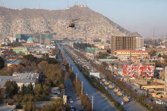 Taliban diễu binh khoe “đồ xịn” của Mỹ - Ảnh 1.