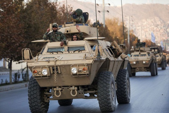 Taliban diễu binh khoe “đồ xịn” của Mỹ - Ảnh 4.