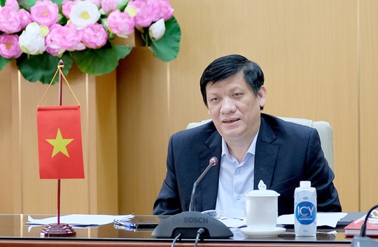 Bộ trưởng Y tế Việt Nam và Singapore thảo luận việc đi lại giữa hai nước - Ảnh 1.