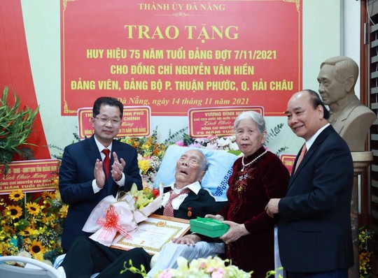 Trao Huy hiệu 75 năm tuổi Đảng cho thân sinh Chủ tịch nước Nguyễn Xuân Phúc - Ảnh 1.