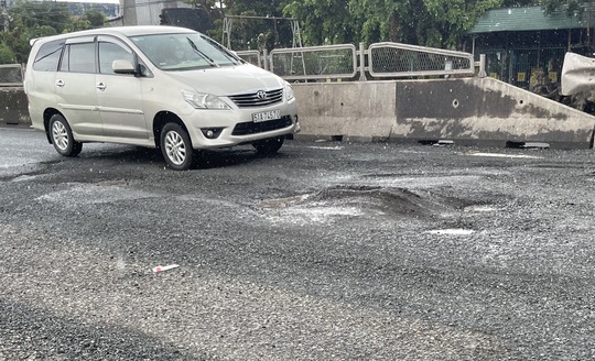 Cận cảnh Quốc lộ 1 qua Khánh Hòa như chiếc áo rách - Ảnh 2.