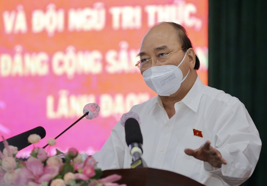 Lần đầu tiên, Chủ tịch nước Nguyễn Xuân Phúc tiếp xúc cử tri 3 quận trung tâm TP HCM - Ảnh 1.