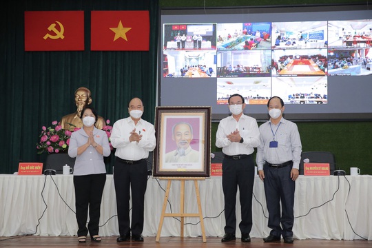 Lần đầu tiên, Chủ tịch nước Nguyễn Xuân Phúc tiếp xúc cử tri 3 quận trung tâm TP HCM - Ảnh 2.