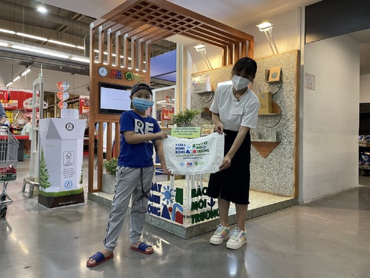 Tái khởi động chương trình thu gom vỏ hộp giấy tại các siêu thị Mega Market - Ảnh 1.