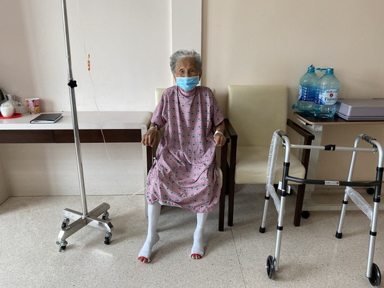 Cụ bà 93 tuổi được phẫu thuật thay khớp háng - Ảnh 2.