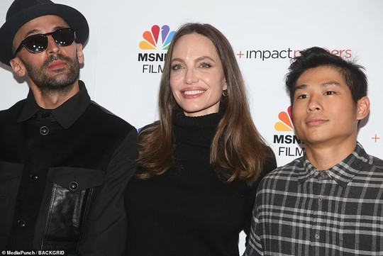 Pax Thiên rạng ngời bên mẹ nuôi Angelina Jolie và em gái Shiloh - Ảnh 4.