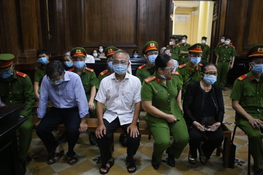 Bị cáo Nguyễn Thành Tài lãnh 5 năm tù, nữ đại gia Dương Thị Bạch Diệp bị tuyên chung thân - Ảnh 2.