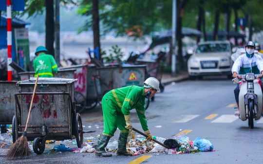CLIP: Rác thải trùm bạt, ùn ứ trên nhiều tuyến phố Hà Nội - Ảnh 2.