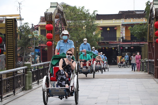 Khách quốc tế đến tham quan, Hội An sôi động trở lại - Ảnh 1.