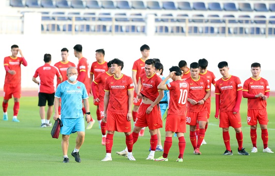 CLIP: Đội tuyển Việt Nam hứng khởi trong buổi tập đầu tiên trên sân Bà Rịa - Vũng Tàu - Ảnh 9.