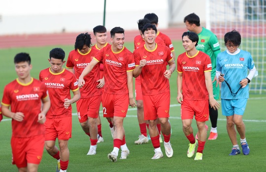 CLIP: Đội tuyển Việt Nam hứng khởi trong buổi tập đầu tiên trên sân Bà Rịa - Vũng Tàu - Ảnh 6.
