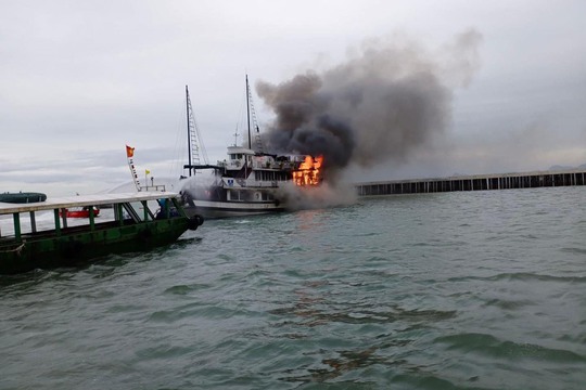 Hai tàu du lịch bốc cháy dữ dội trên vịnh Hạ Long - Ảnh 2.