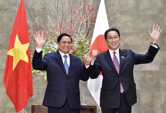 Thủ tướng Nhật Bản Kishida Fumio đón Thủ tướng Phạm Minh Chính - Ảnh 1.