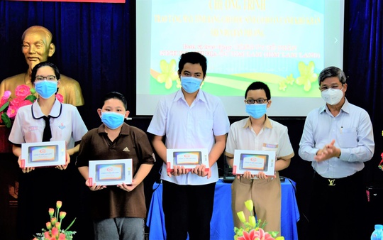 Him Lam Land tài trợ 1.000 máy tính bảng cho học sinh, sinh viên nghèo và mồ côi cha mẹ vì Covid-19 - Ảnh 3.