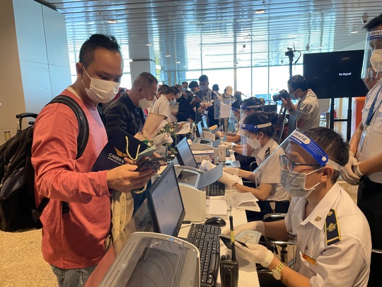 Hình ảnh đoàn khách quốc tế có hộ chiếu vắc xin quay lại Khánh Hòa - Ảnh 7.